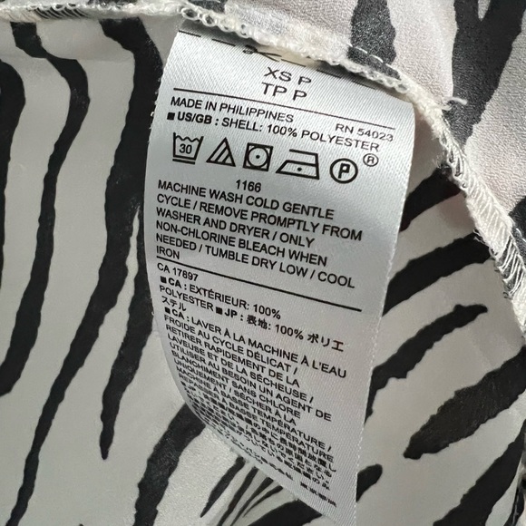 Contemporary dressy shirt size xsp from Banana Republic brand new condition. - Picture 4 of 4